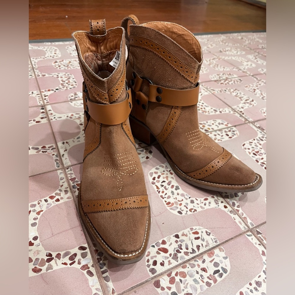 Dingo Women’s Gummy Bear Harness‎ Camel Color Suede bootie -Snip toe Size 7.5 - Picture 3 of 8